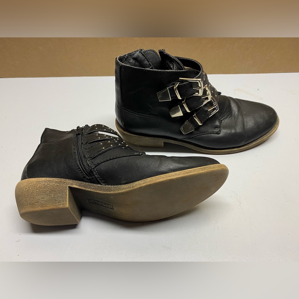 Report black ankle boot